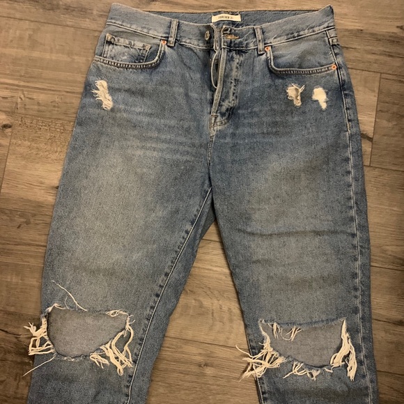 Forever 21 Boyfriend Ripped at Knee Jeans - Picture 1 of 3